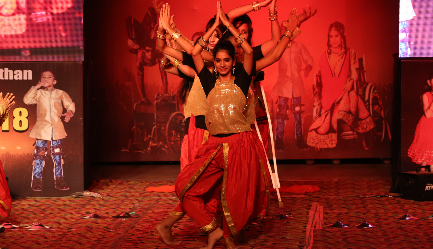 Narayan Seva Sansthan viert de creativiteit en vaardigheden van deelnemers met een beperking