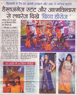 Mediaverslaggeving over de modeshow van Narayan Seva Sansthan op het podium voor mensen met een beperking